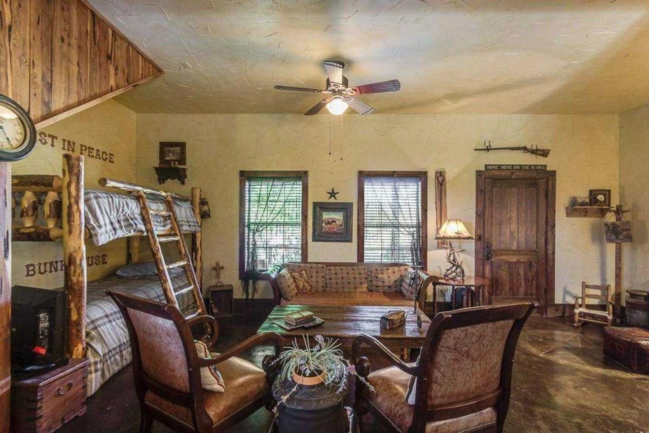 Last Outpost Bandera Ranch House מראה חיצוני תמונה