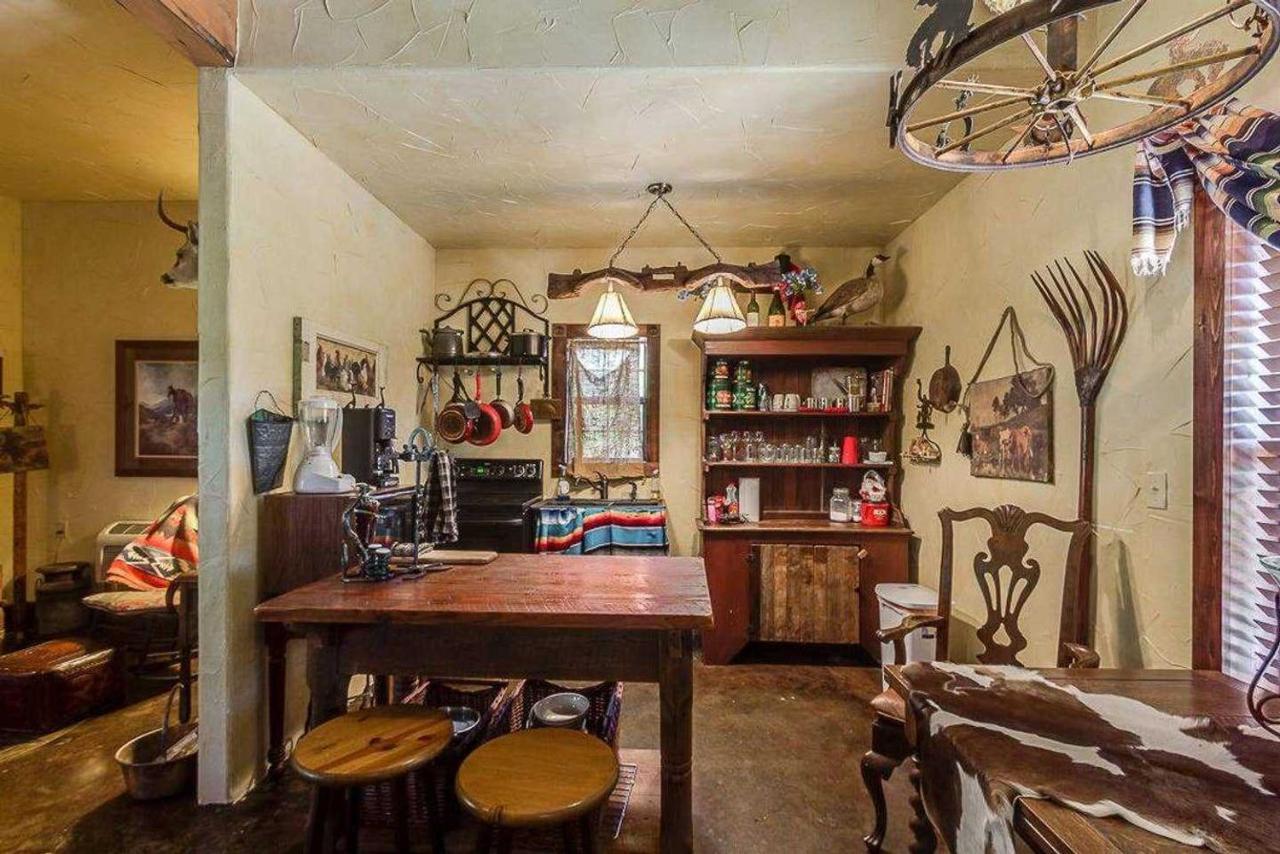 Last Outpost Bandera Ranch House מראה חיצוני תמונה